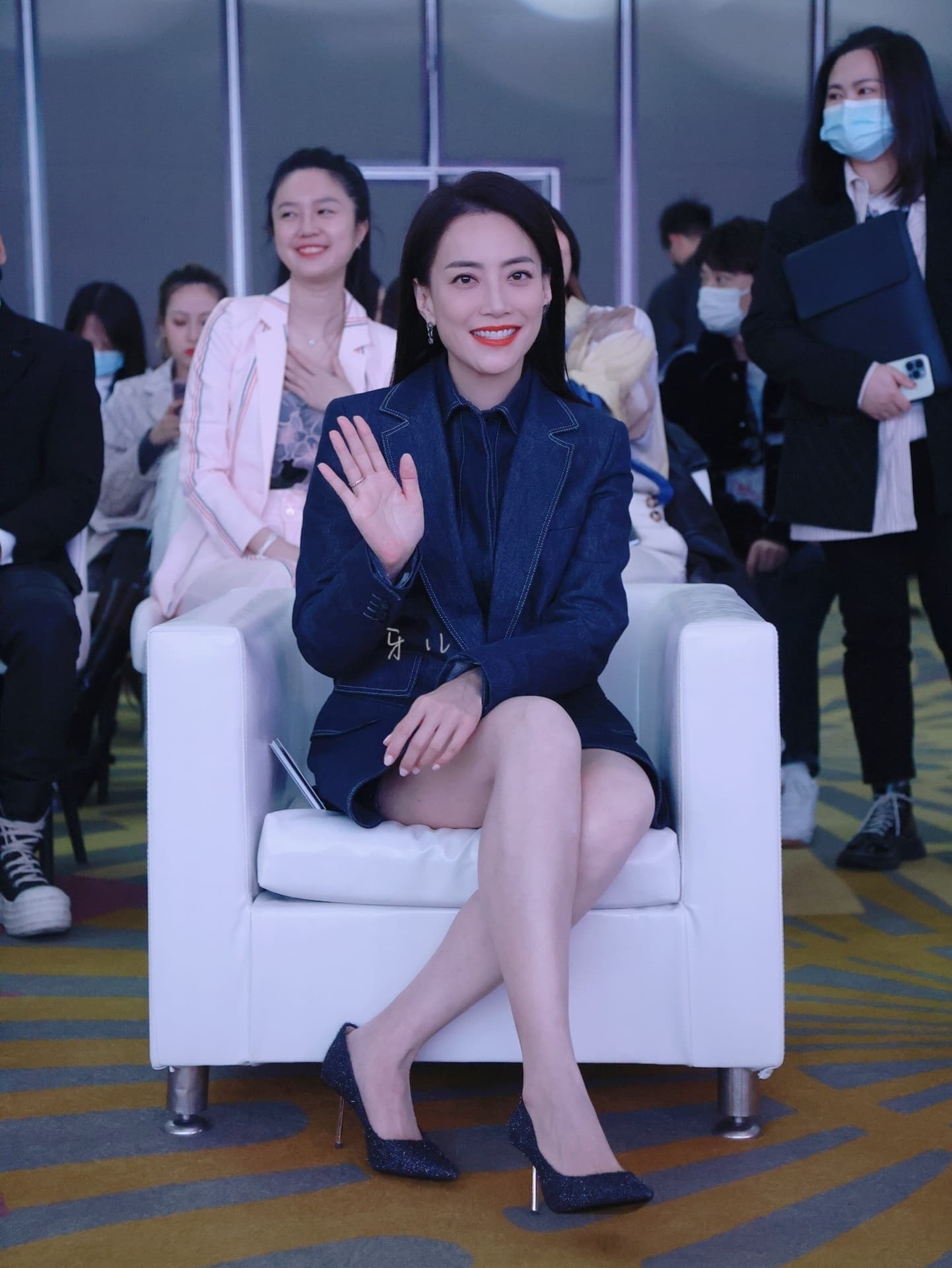 漂亮阿姨霍汶希出席活动秀美腿，英皇颜值天花板_6
