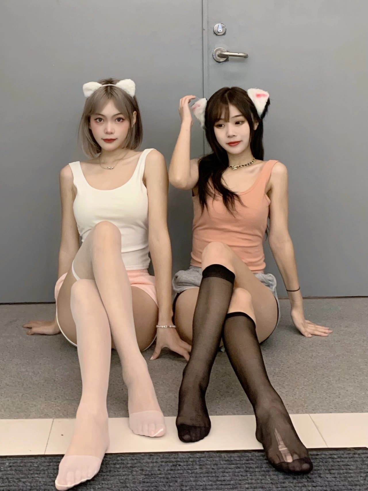 半腿丝袜斩男少女姐妹花_9