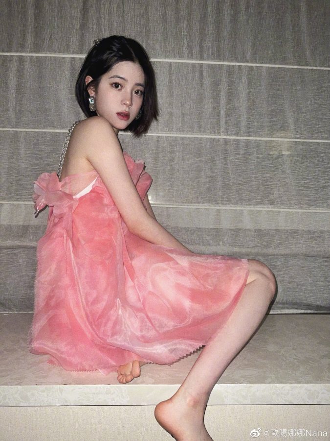 欧阳娜娜粉纱裙手机自拍美照_6