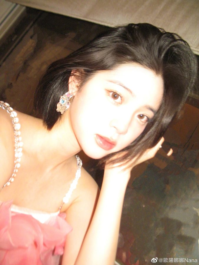 欧阳娜娜粉纱裙手机自拍美照_2