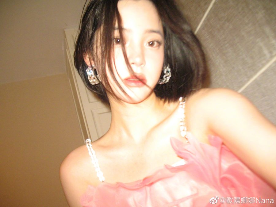 欧阳娜娜粉纱裙手机自拍美照_1