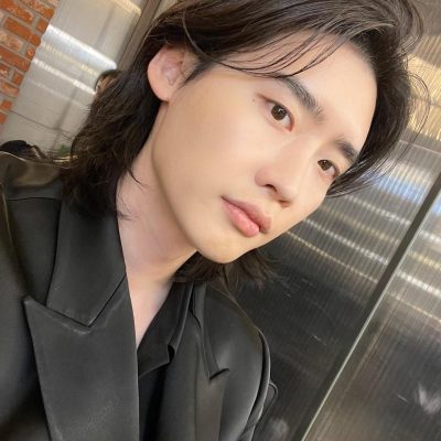 帅气韩国男星李钟硕长发黑色西装素颜照 怼脸拍颜值抗打！