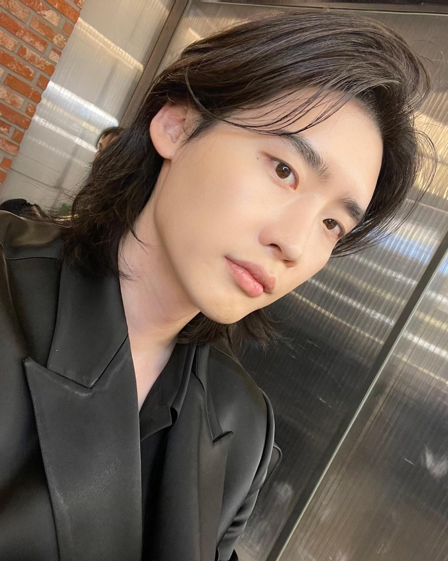 帅气韩国男星李钟硕长发黑色西装素颜照 怼脸拍颜值抗打！_4