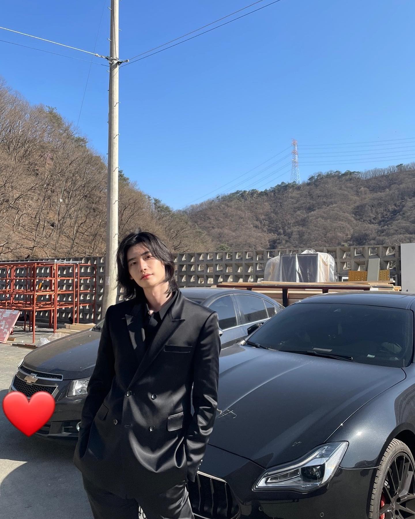 帅气韩国男星李钟硕长发黑色西装素颜照 怼脸拍颜值抗打！_3