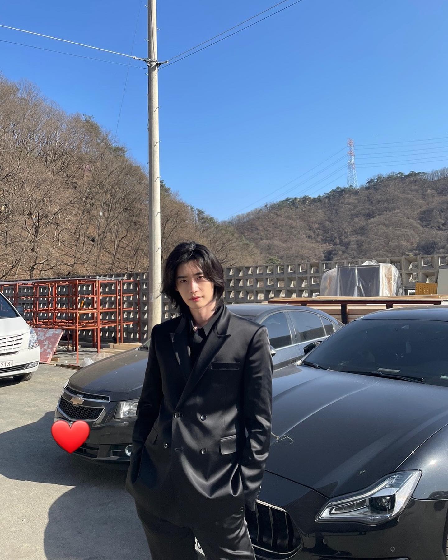 帅气韩国男星李钟硕长发黑色西装素颜照 怼脸拍颜值抗打！_2