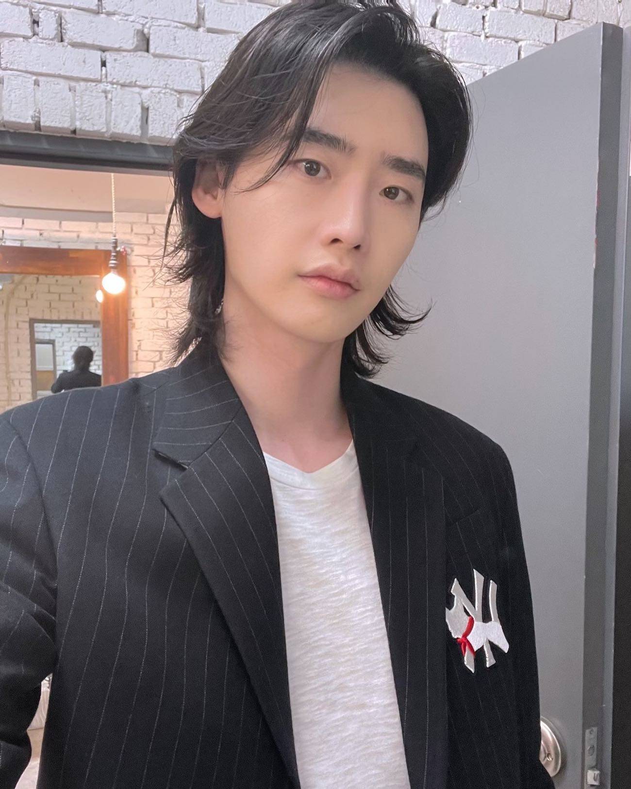 帅气韩国男星李钟硕长发黑色西装素颜照 怼脸拍颜值抗打！_1