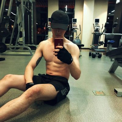 帅哥许魏洲自拍健身照秀肌肉 胳膊肩膀有纹身