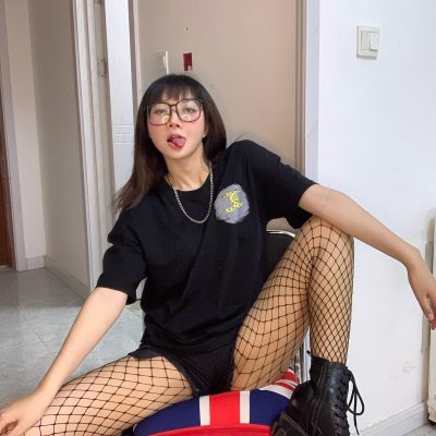 美女韩熙Haylee吐舌头网袜劈腿坐自拍