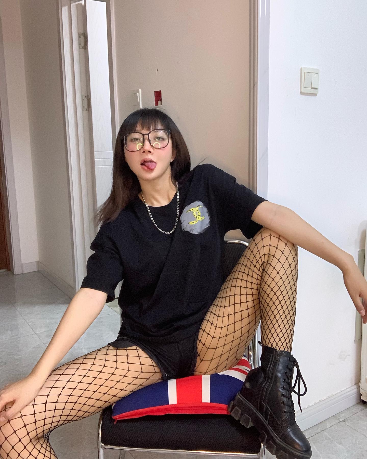 美女韩熙Haylee吐舌头网袜劈腿坐自拍_4