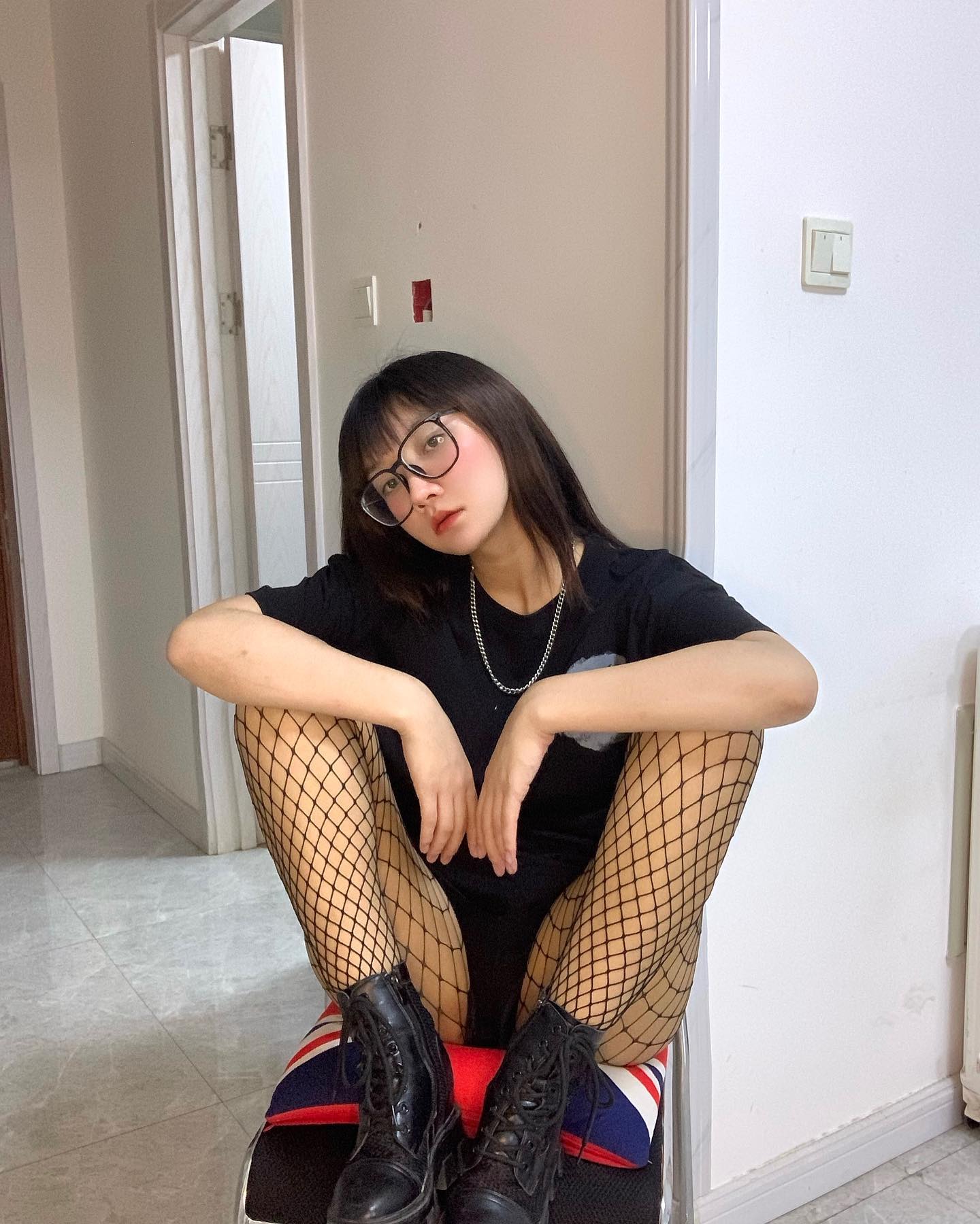 美女韩熙Haylee吐舌头网袜劈腿坐自拍_3