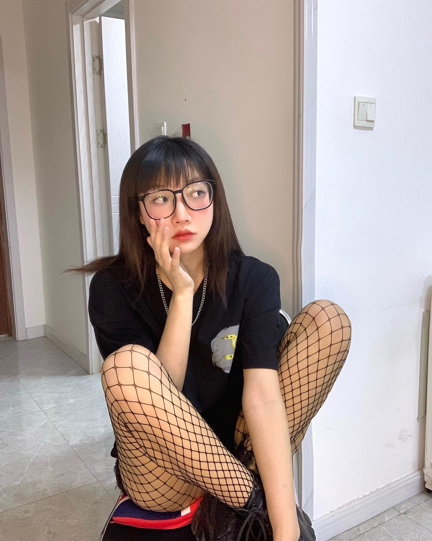 美女韩熙Haylee吐舌头网袜劈腿坐自拍_2