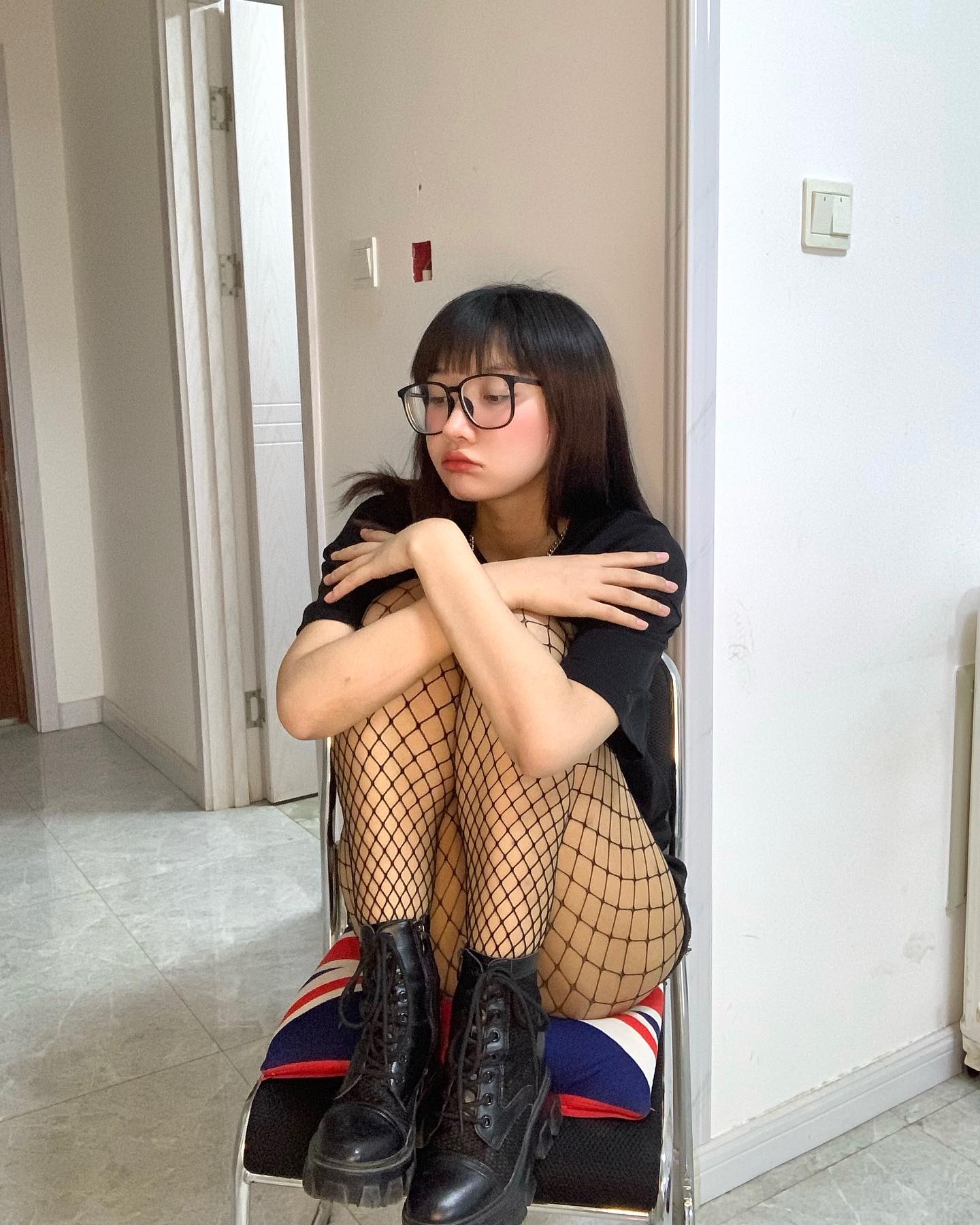 美女韩熙Haylee吐舌头网袜劈腿坐自拍_1