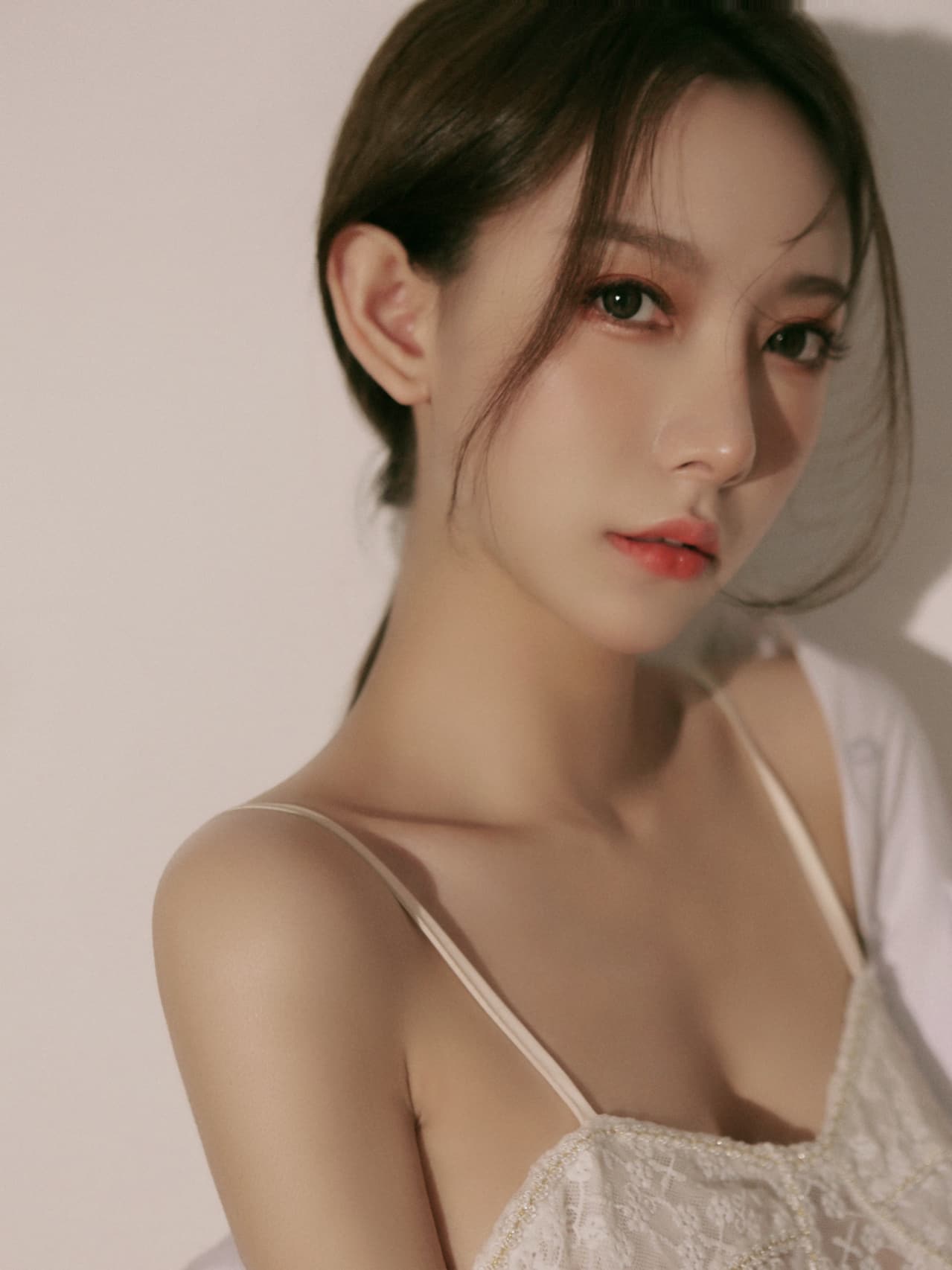 少女展示蕾丝镂空睡衣新娘洞房首选_1