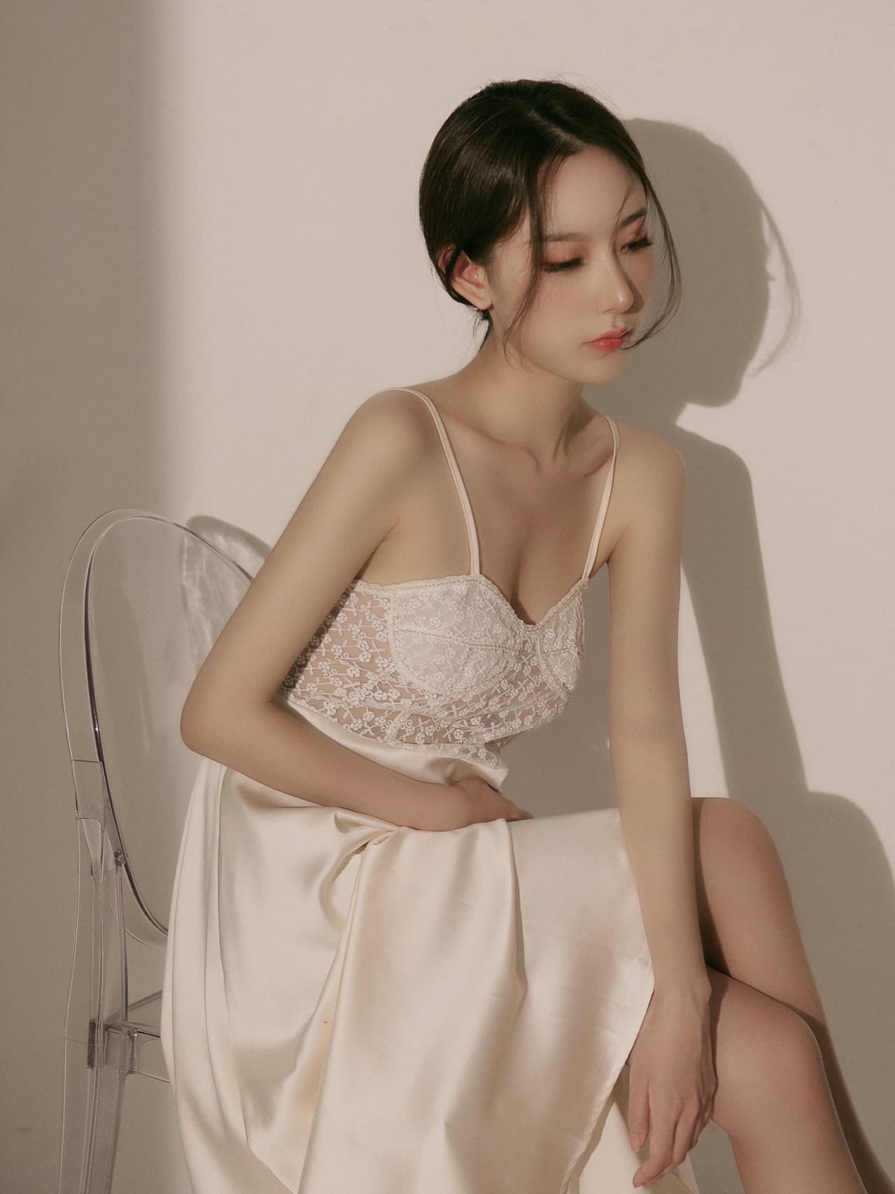 少女展示蕾丝镂空睡衣新娘洞房首选_2