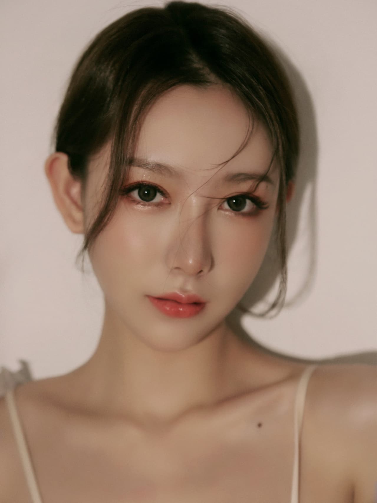 少女展示蕾丝镂空睡衣新娘洞房首选_3