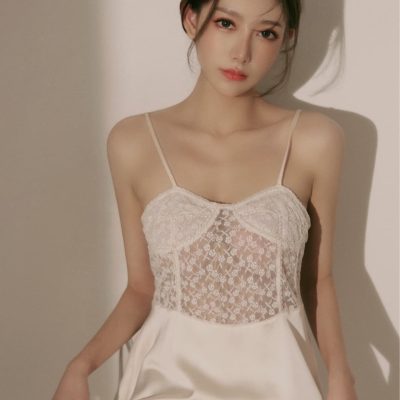 少女展示蕾丝镂空睡衣新娘洞房首选