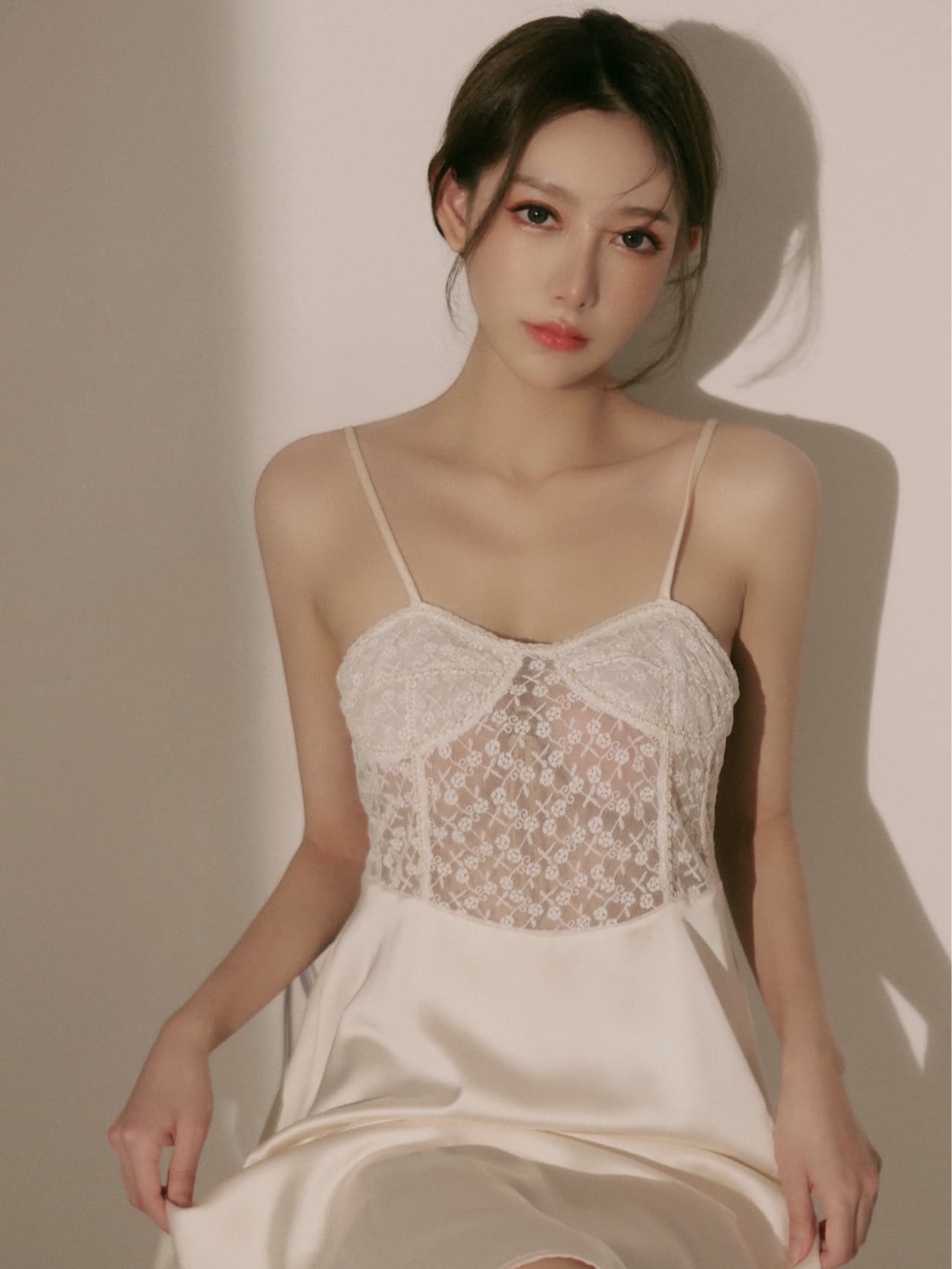 少女展示蕾丝镂空睡衣新娘洞房首选_4