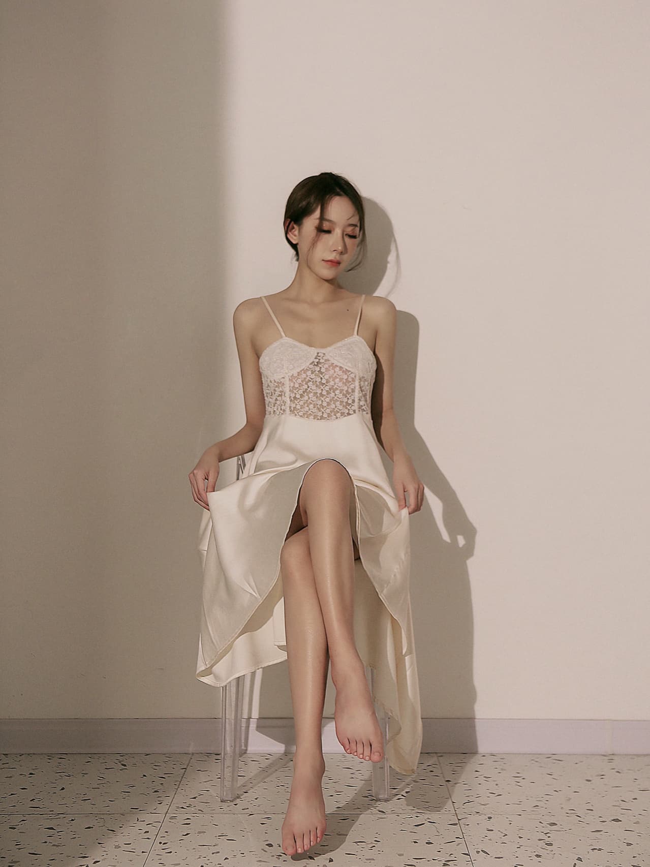 少女展示蕾丝镂空睡衣新娘洞房首选_5