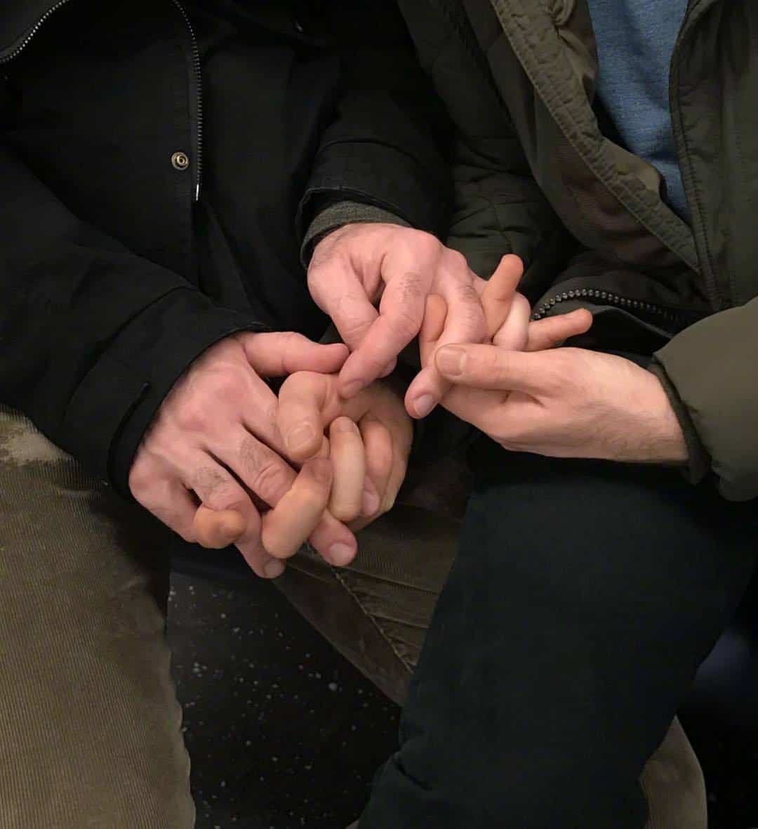 适合公布恋情的牵手照配图 低调宣布恋情秀恩爱配图_4