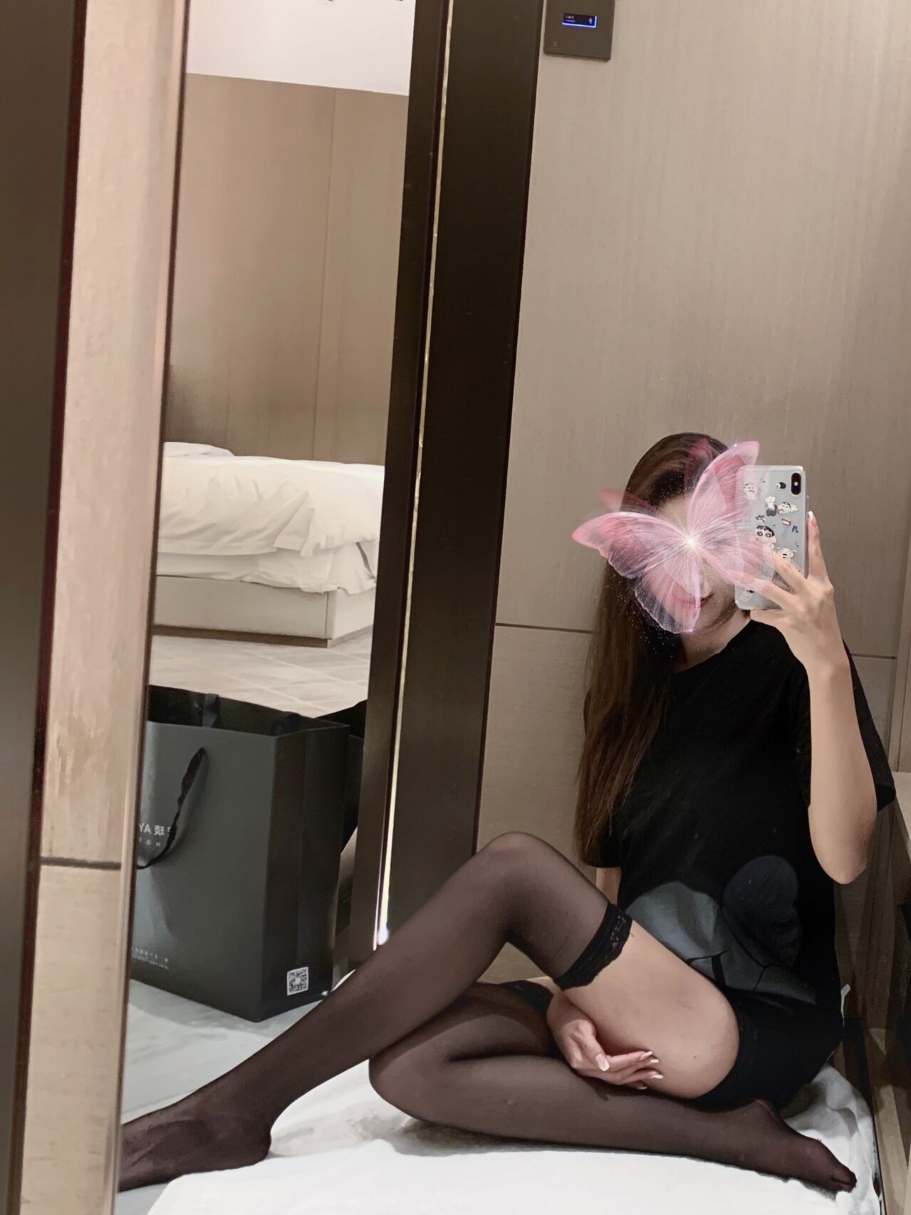 dior黑T加黑丝又欲又辣的搭配 长腿美女酒店自拍！_2