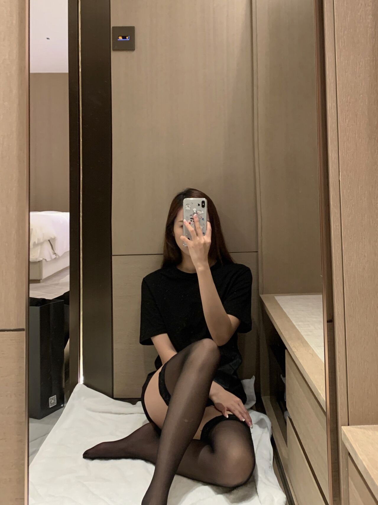dior黑T加黑丝又欲又辣的搭配 长腿美女酒店自拍！_3