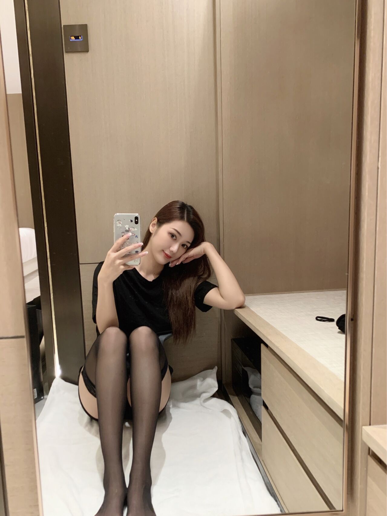 dior黑T加黑丝又欲又辣的搭配 长腿美女酒店自拍！_4