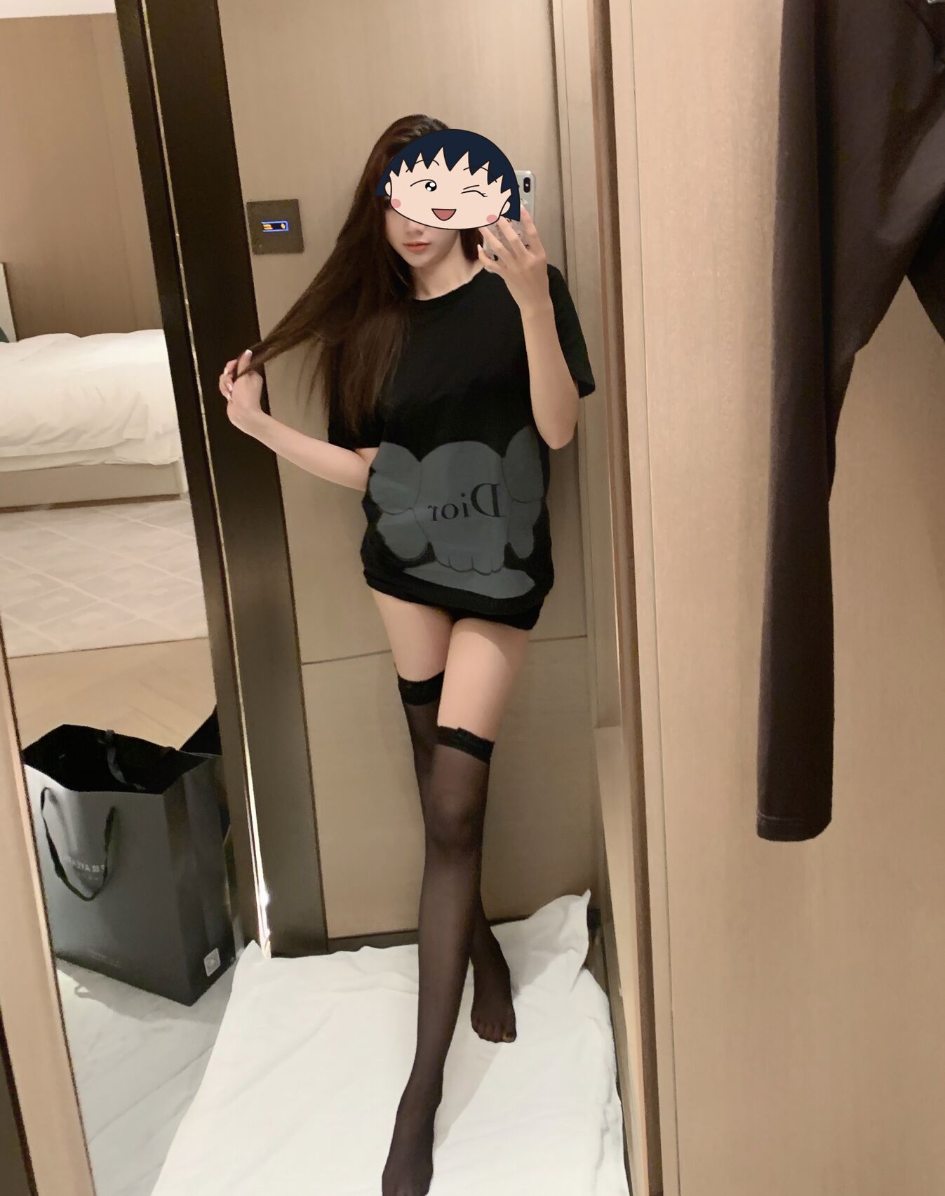 dior黑T加黑丝又欲又辣的搭配 长腿美女酒店自拍！_5