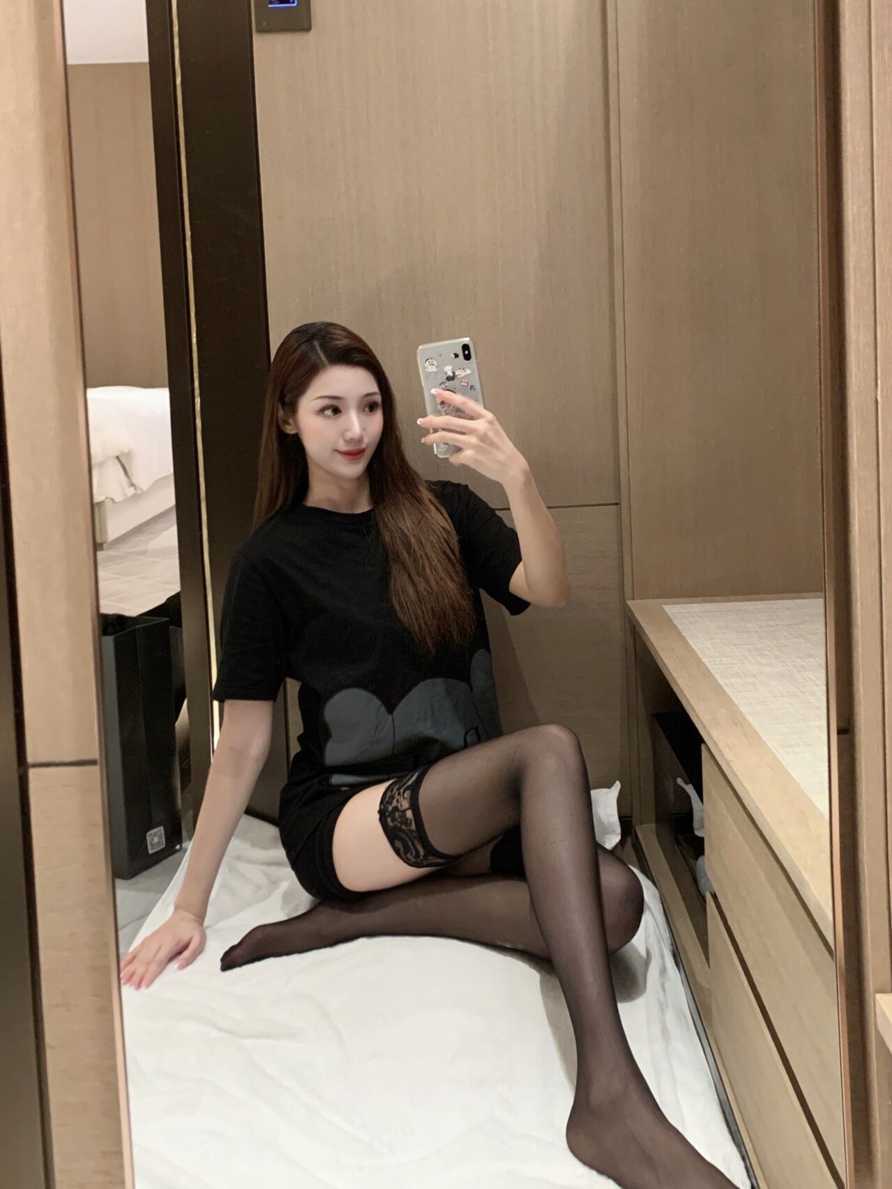 dior黑T加黑丝又欲又辣的搭配 长腿美女酒店自拍！_8