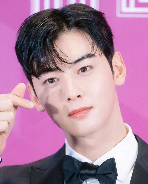 韩国帅哥车银优单手比心高清照片 男生比心图片_4