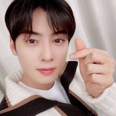 韩国帅哥车银优单手比心高清照片 男生比心图片