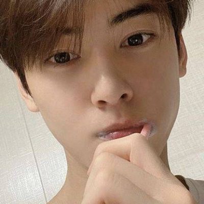 韩国帅哥车银优素颜浴室刷牙自拍照片