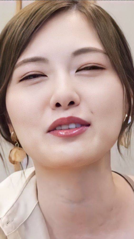 美女白石麻衣翻白眼、吐舌头、闭眼睛、噘嘴吧、开心微笑表情大图_6