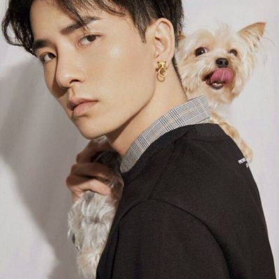 帅气男星吴希泽抱狗狗照片 何泓姗绯闻男友！