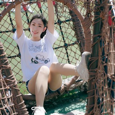 户外阳光清纯女孩长腿肉丝短裤妹