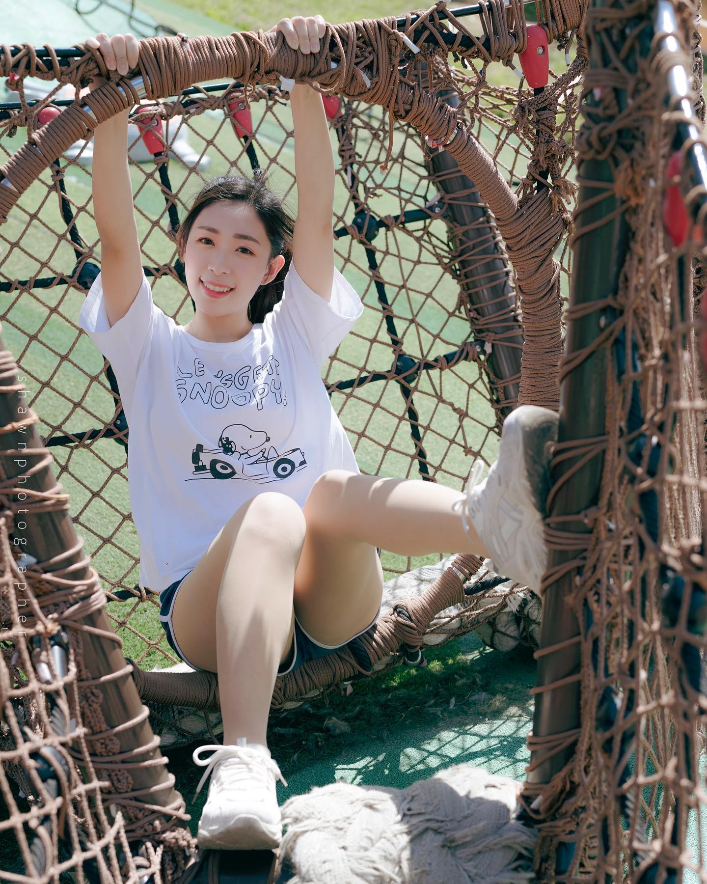 户外阳光清纯女孩长腿肉丝短裤妹_1