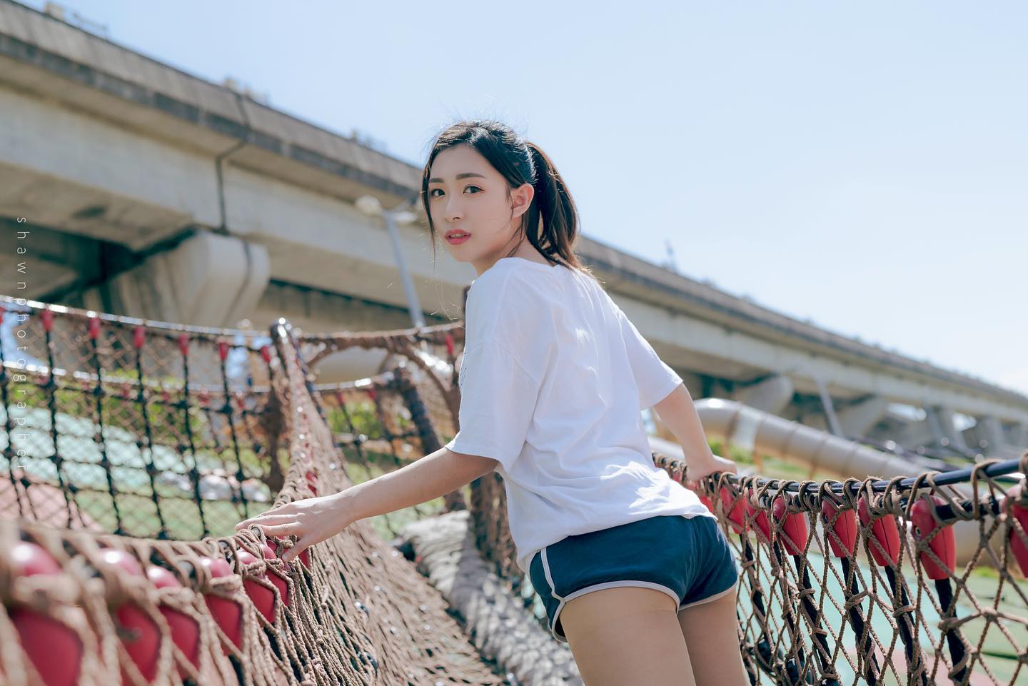 户外阳光清纯女孩长腿肉丝短裤妹_3