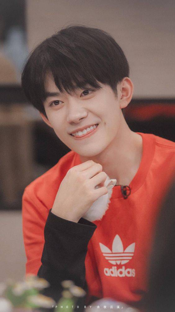 帅气易烊千玺头舌头照片 tfboys易烊千玺长大了！_1