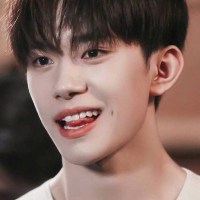 帅气易烊千玺头舌头照片 tfboys易烊千玺长大了！