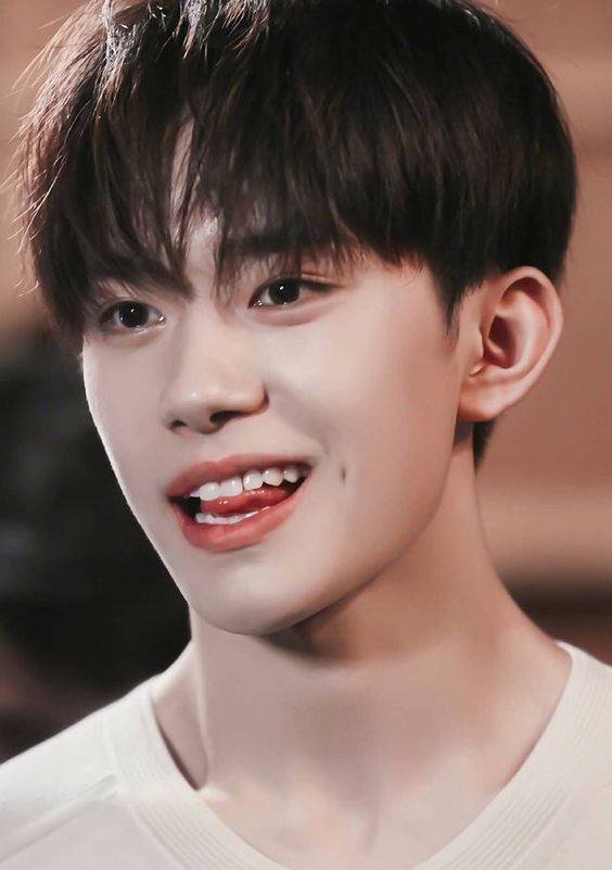 帅气易烊千玺头舌头照片 tfboys易烊千玺长大了！_3