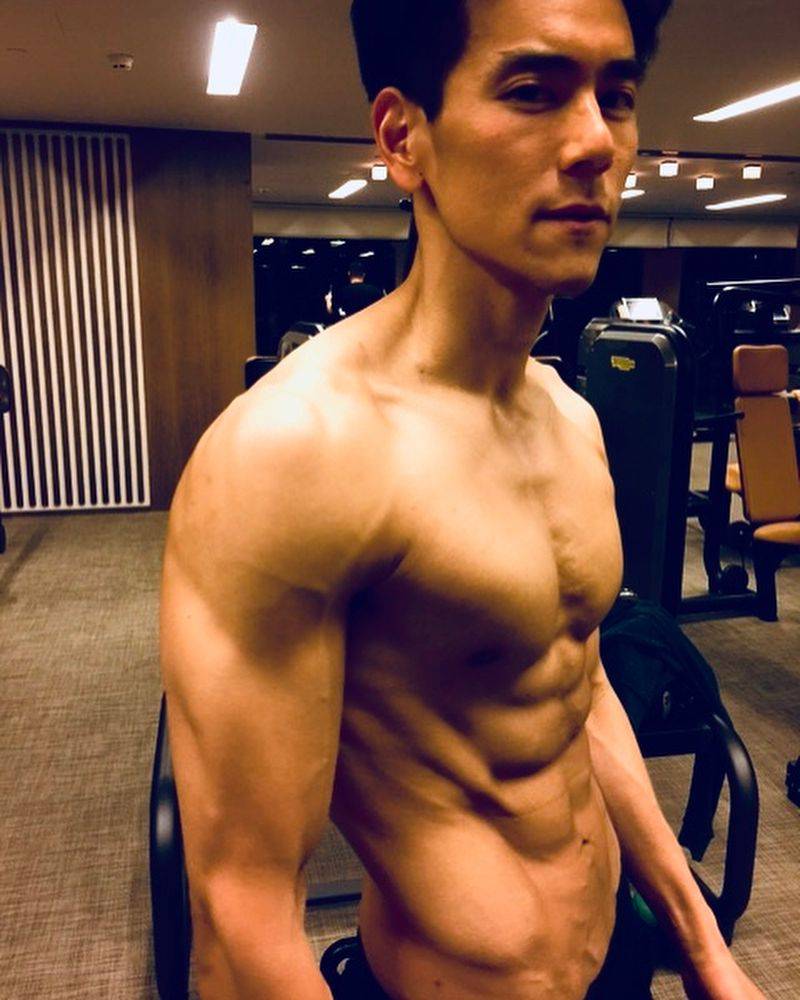帅气男性彭于晏腹肌肌肉照精选_1