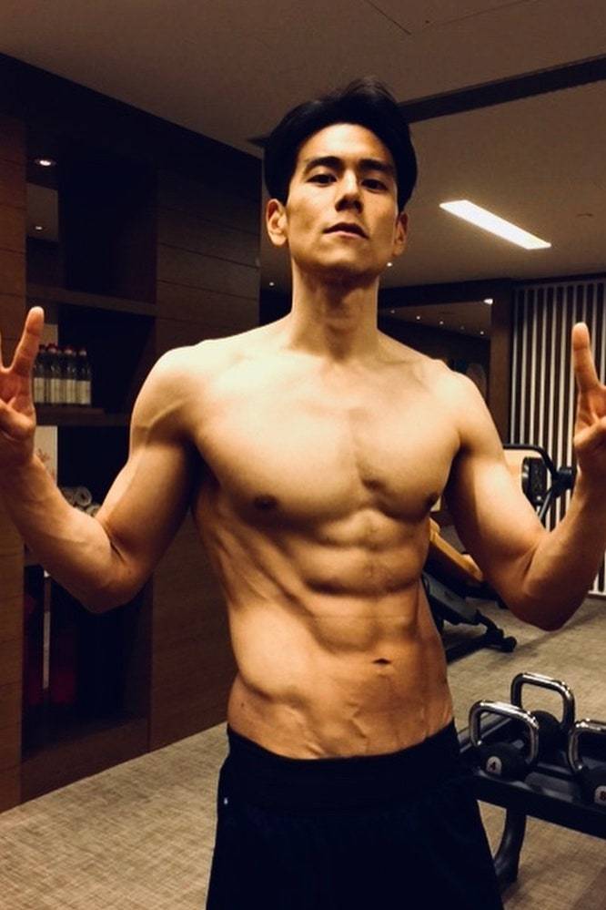 帅气男性彭于晏腹肌肌肉照精选_2
