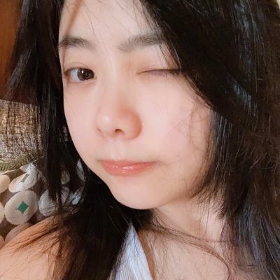 素颜美女谭松韵搞怪自拍 眨眼捏脸好可爱 皮肤超好女明星！