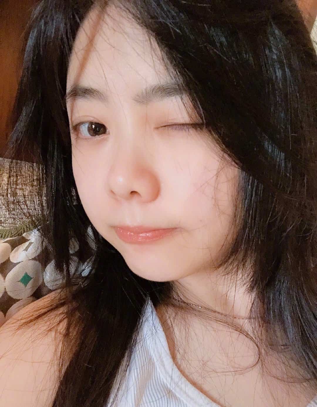 素颜美女谭松韵搞怪自拍 眨眼捏脸好可爱 皮肤超好女明星！_1