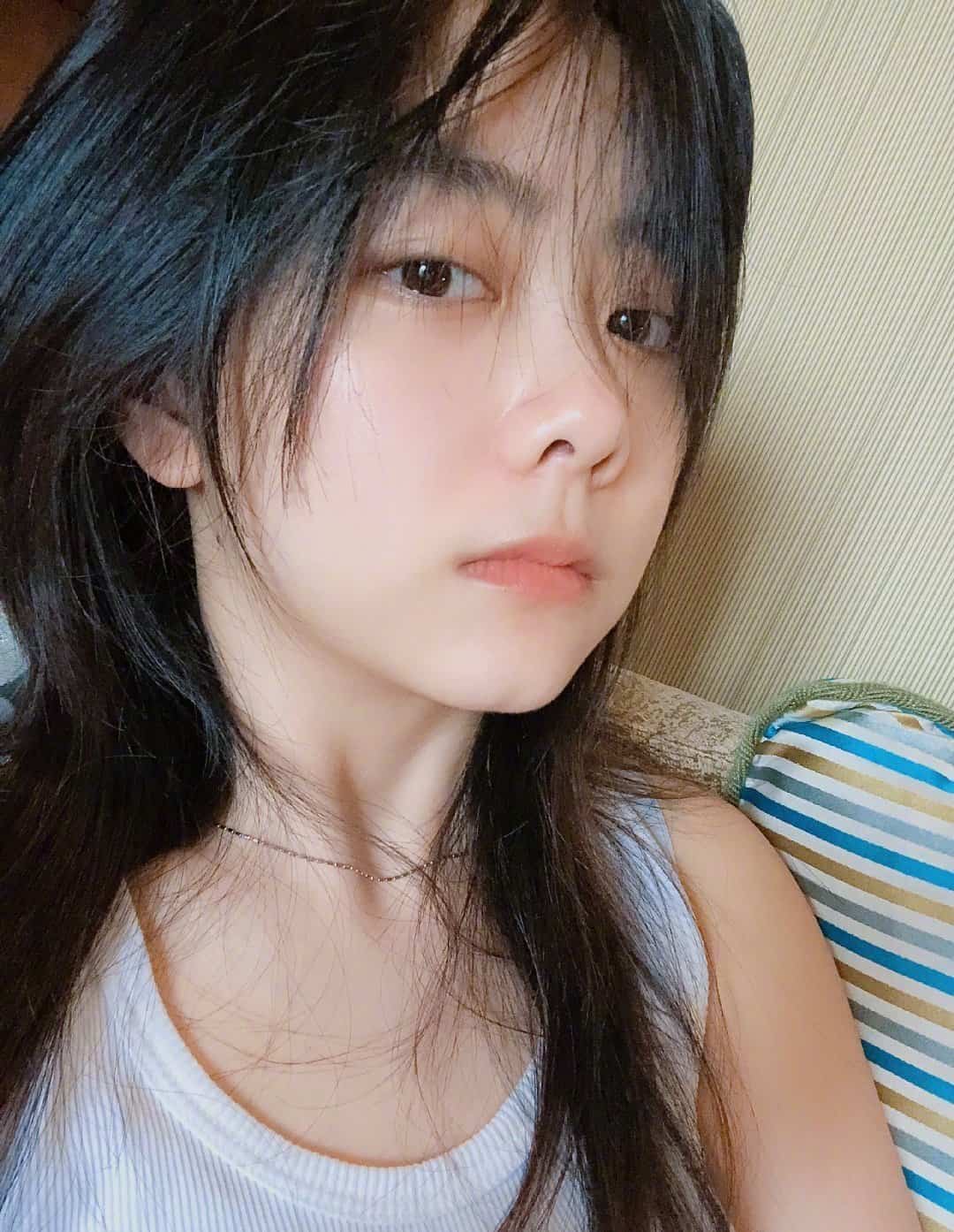 素颜美女谭松韵搞怪自拍 眨眼捏脸好可爱 皮肤超好女明星！_2