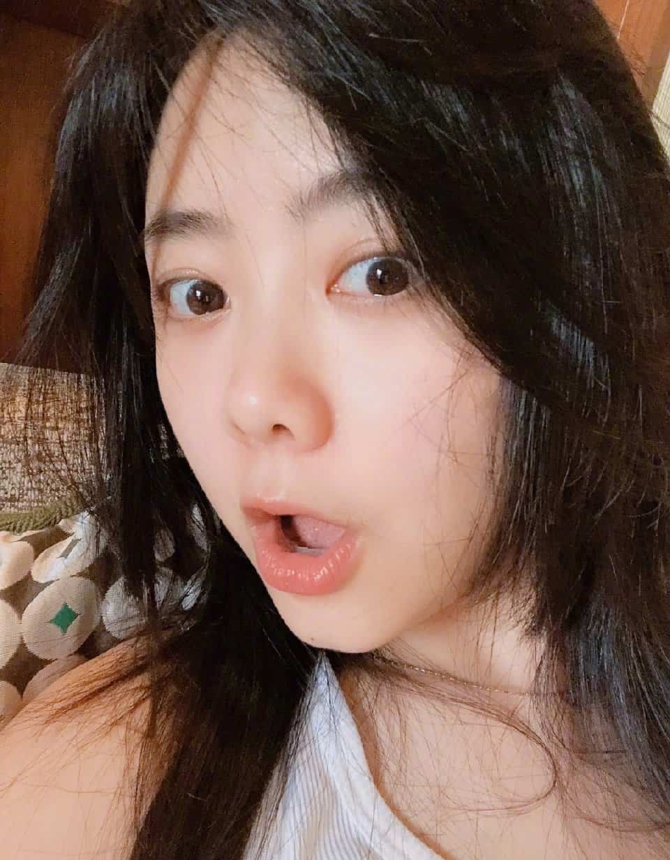 素颜美女谭松韵搞怪自拍 眨眼捏脸好可爱 皮肤超好女明星！_3