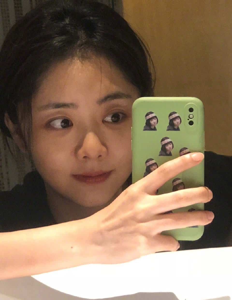 素颜美女谭松韵搞怪自拍 眨眼捏脸好可爱 皮肤超好女明星！_4