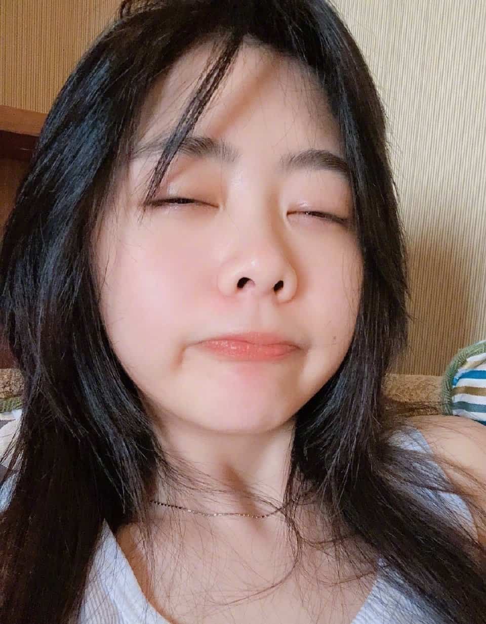 素颜美女谭松韵搞怪自拍 眨眼捏脸好可爱 皮肤超好女明星！_7