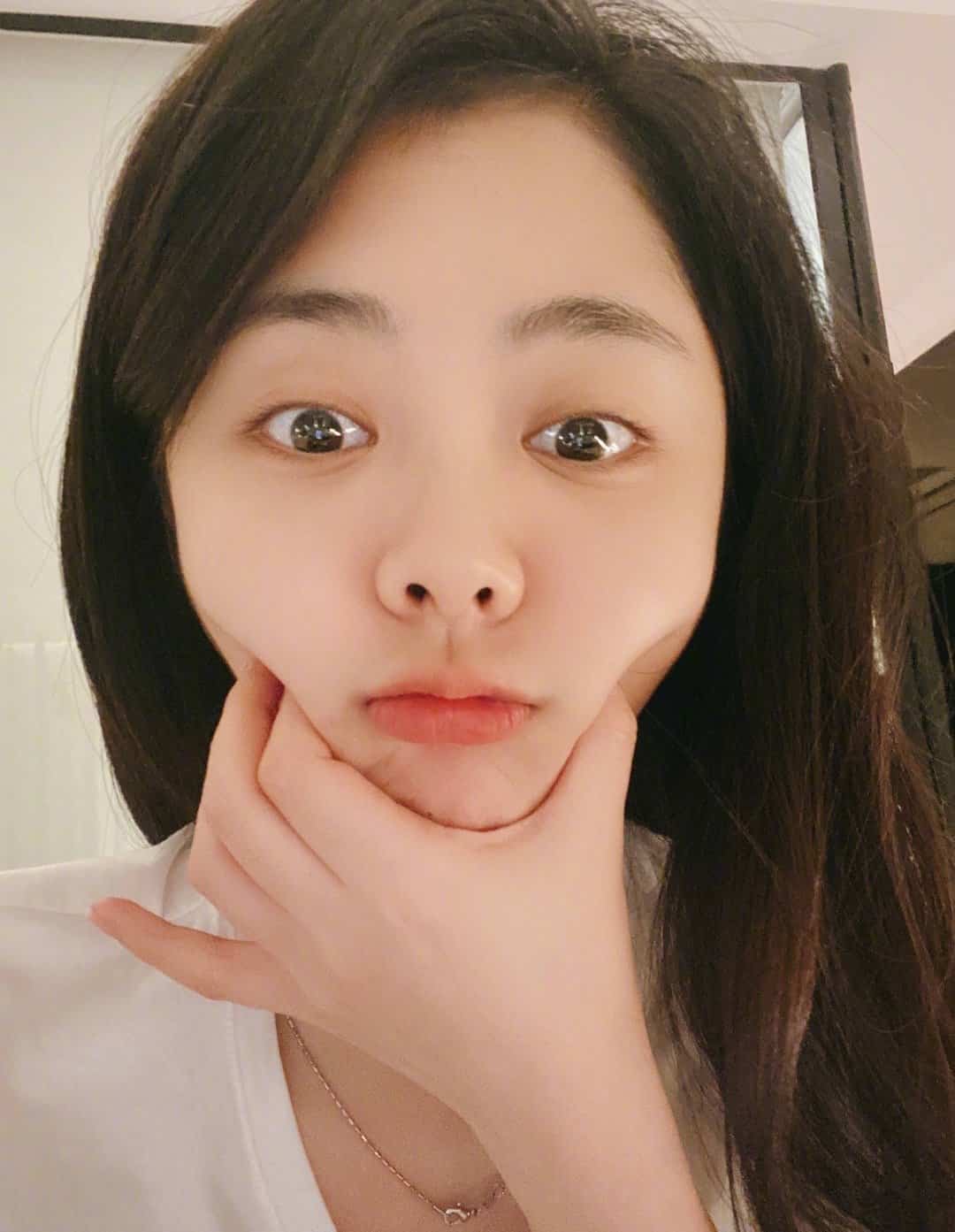 素颜美女谭松韵搞怪自拍 眨眼捏脸好可爱 皮肤超好女明星！_8