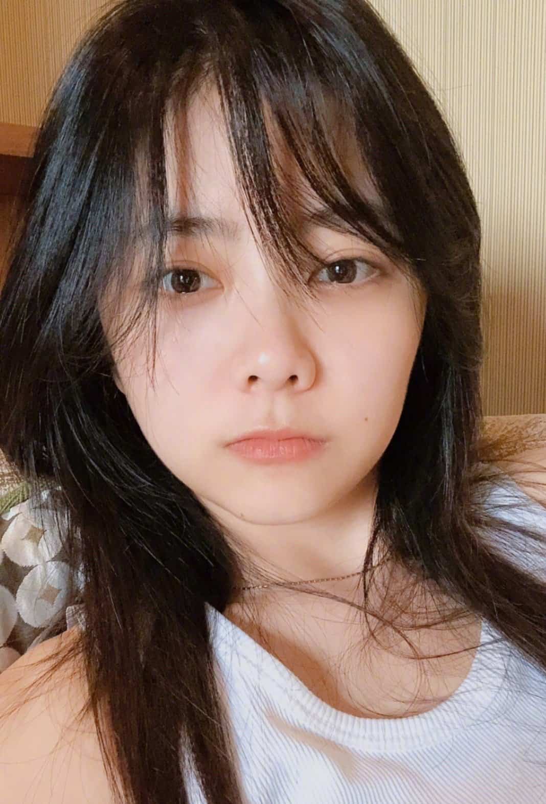 素颜美女谭松韵搞怪自拍 眨眼捏脸好可爱 皮肤超好女明星！_9