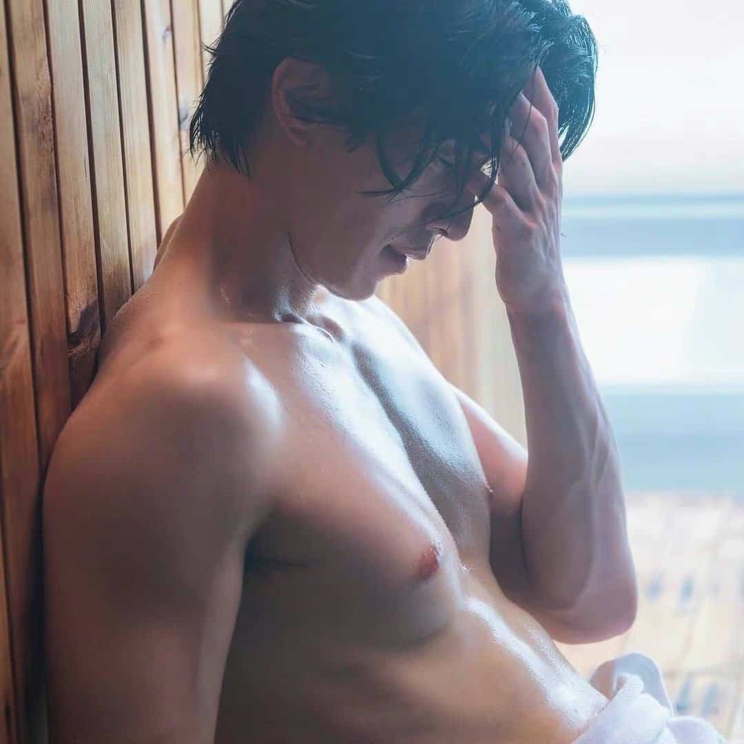 帅气韩国大叔李栋旭桑拿房赤裸上身秀肌肉好身材图片！_3